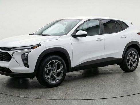 Used 2025 Chevrolet Trax LT w/ LT Convenience Package image 3