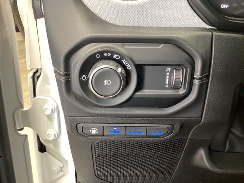 Used 2025 Jeep Wrangler Unlimited Sahara w/ Safety Group AWD/4WD image 18
