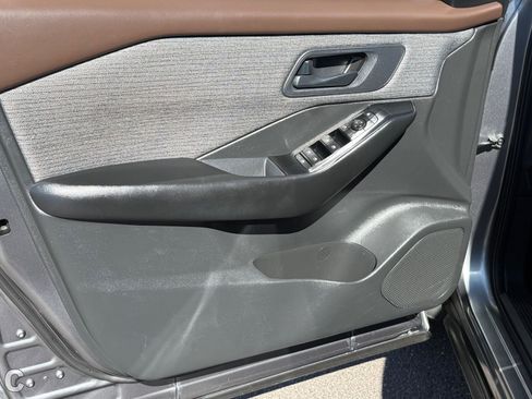 Used 2023 Nissan Rogue S AWD/4WD image 16