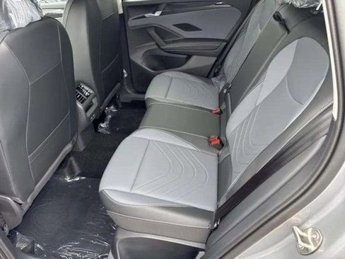 New 2025 Volkswagen Tiguan SE image 6