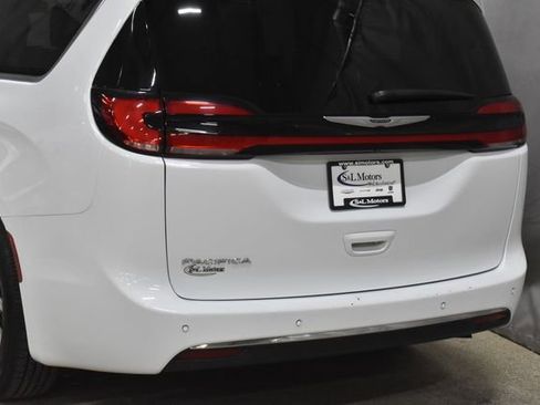 Certified 2025 Chrysler Pacifica Select image 9