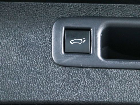 Used 2023 Toyota Highlander XLE FWD image 32