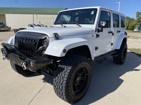 Used 2014 Jeep Wrangler Unlimited Sahara w/ Connectivity Group image 10