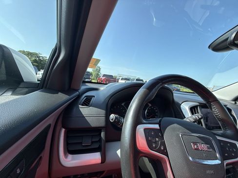 Used 2022 GMC Terrain SLT w/ Tech Package FWD image 24