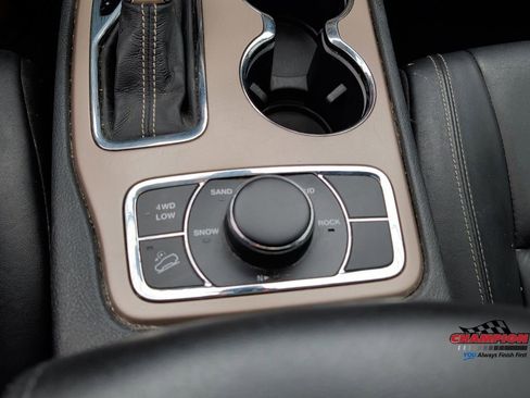 Used 2017 Jeep Grand Cherokee Limited image 14