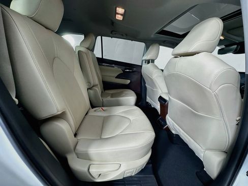 Used 2020 Toyota Highlander Limited FWD image 30