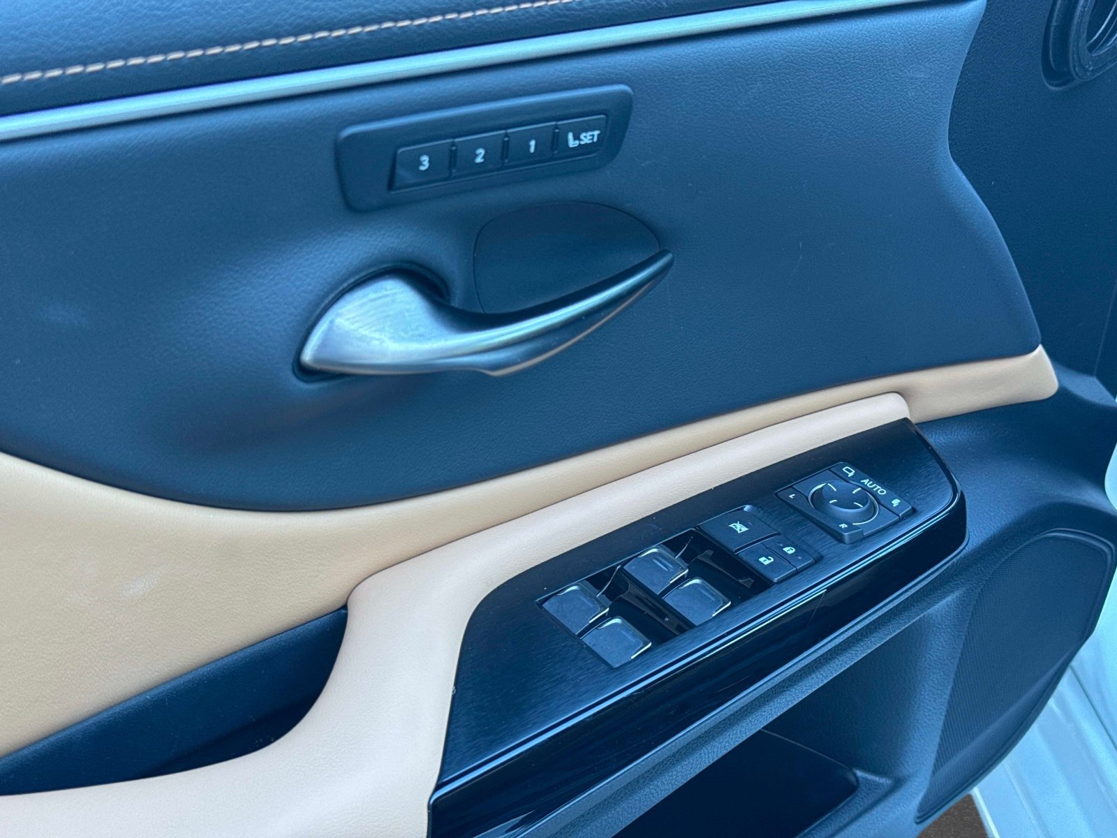 Used 2024 Lexus ES 300h w/ Premium Package FWD image 19