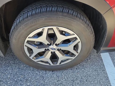 Used 2024 Subaru Forester Premium AWD/4WD image 2