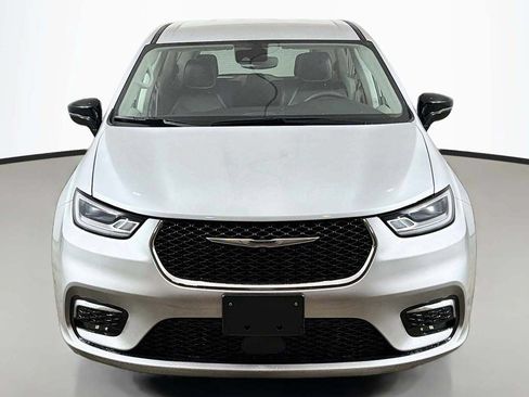 Used 2024 Chrysler Pacifica Touring-L FWD image 13