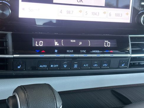 Used 2023 Toyota Sienna XLE FWD image 22