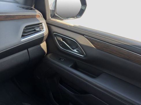 Used 2023 Chevrolet Suburban Premier image 25