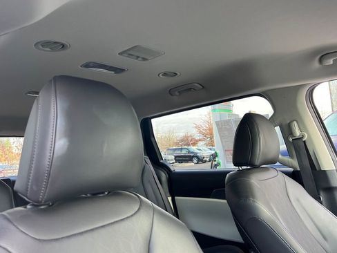 Used 2023 Kia Carnival LX image 15