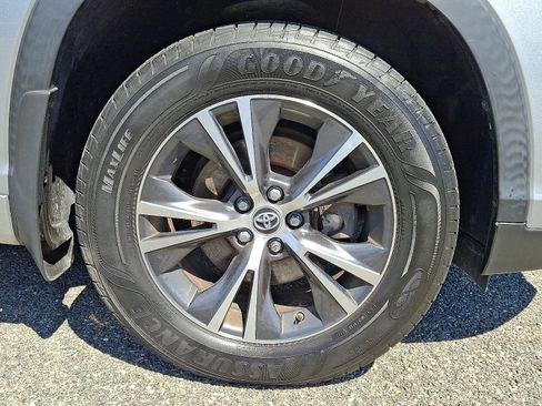 Used 2017 Toyota Highlander LE image 8