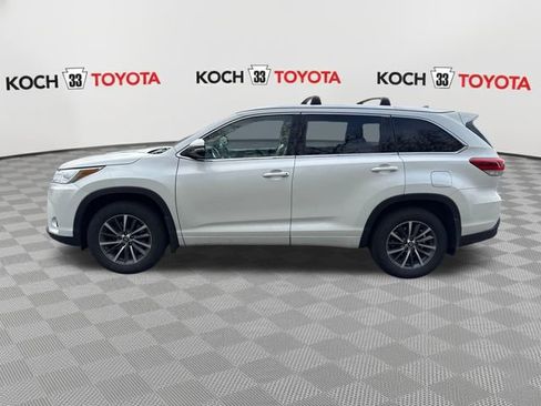Used 2017 Toyota Highlander XLE image 4