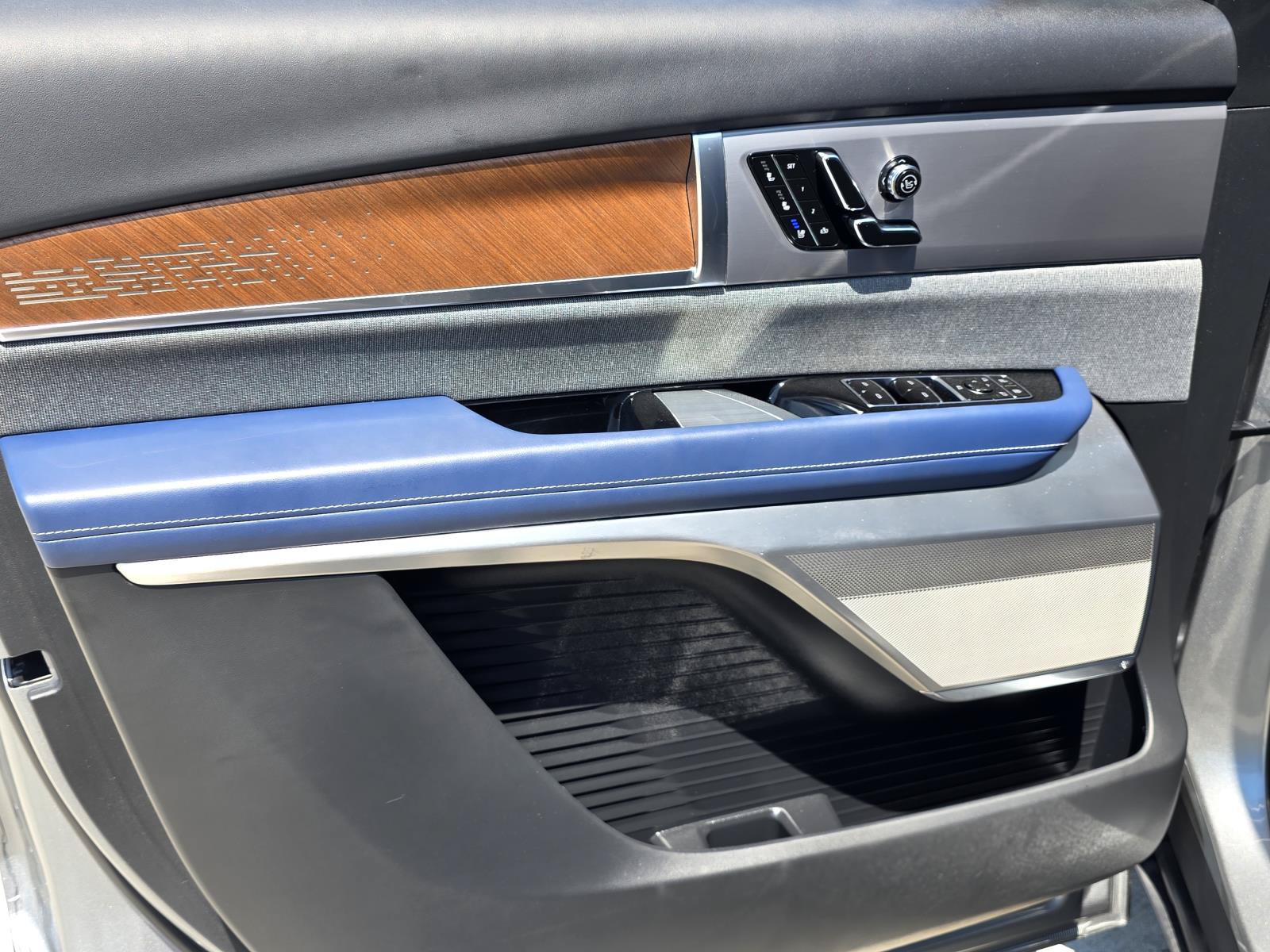 Certified 2026 Cadillac Vistiq Premium Luxury w/ LPO, Floor Liner Package AWD/4WD image 22
