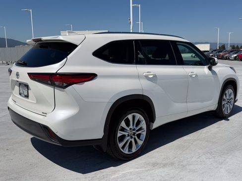 Used 2020 Toyota Highlander Limited AWD/4WD image 3