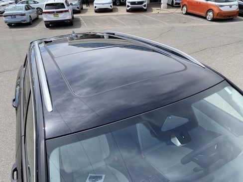 Used 2025 Volkswagen Tiguan SE w/ Panoramic Sunroof Package image 10