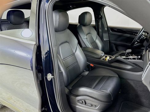 Used 2022 Porsche Cayenne Coupe w/ Premium Package image 32