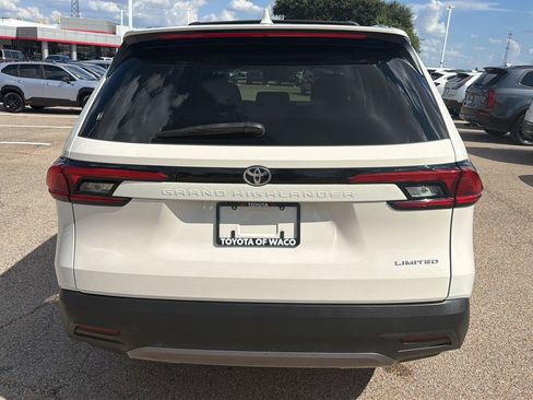 Certified 2024 Toyota Grand Highlander FWD image 4