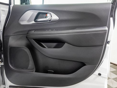 New 2026 Chrysler Pacifica Select AWD/4WD image 42