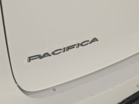 Used 2023 Chrysler Pacifica Limited image 11