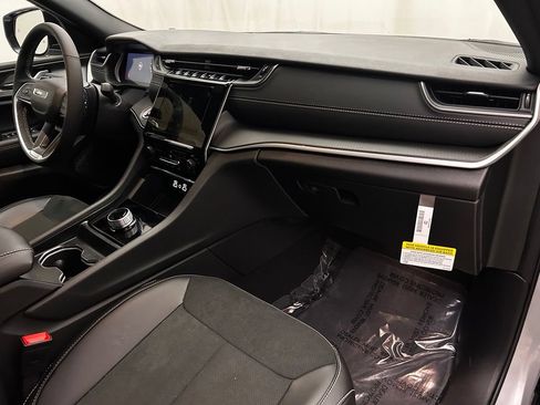New 2025 Jeep Grand Cherokee Altitude AWD/4WD image 18