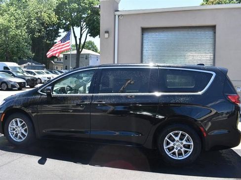 Used 2025 Chrysler Pacifica Select FWD image 5