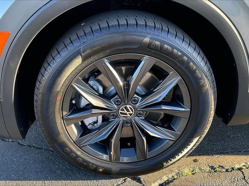 Used 2024 Volkswagen Tiguan SE image 9