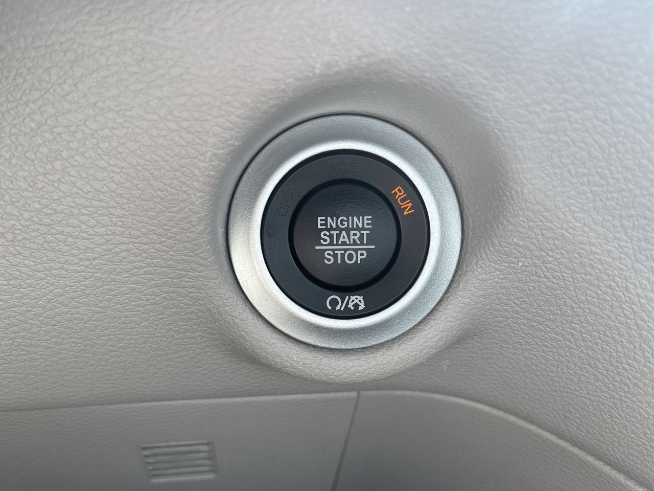 Used 2024 Chrysler Pacifica Touring-L FWD image 16