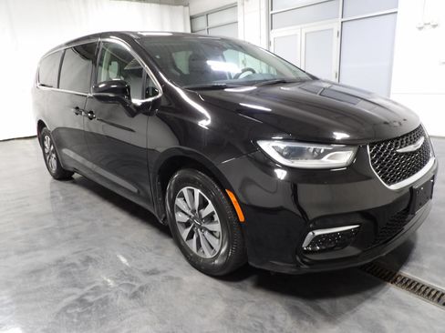 Used 2024 Chrysler Pacifica Limited FWD image 2