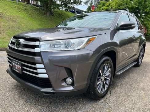 Used 2019 Toyota Highlander XLE AWD/4WD image 32