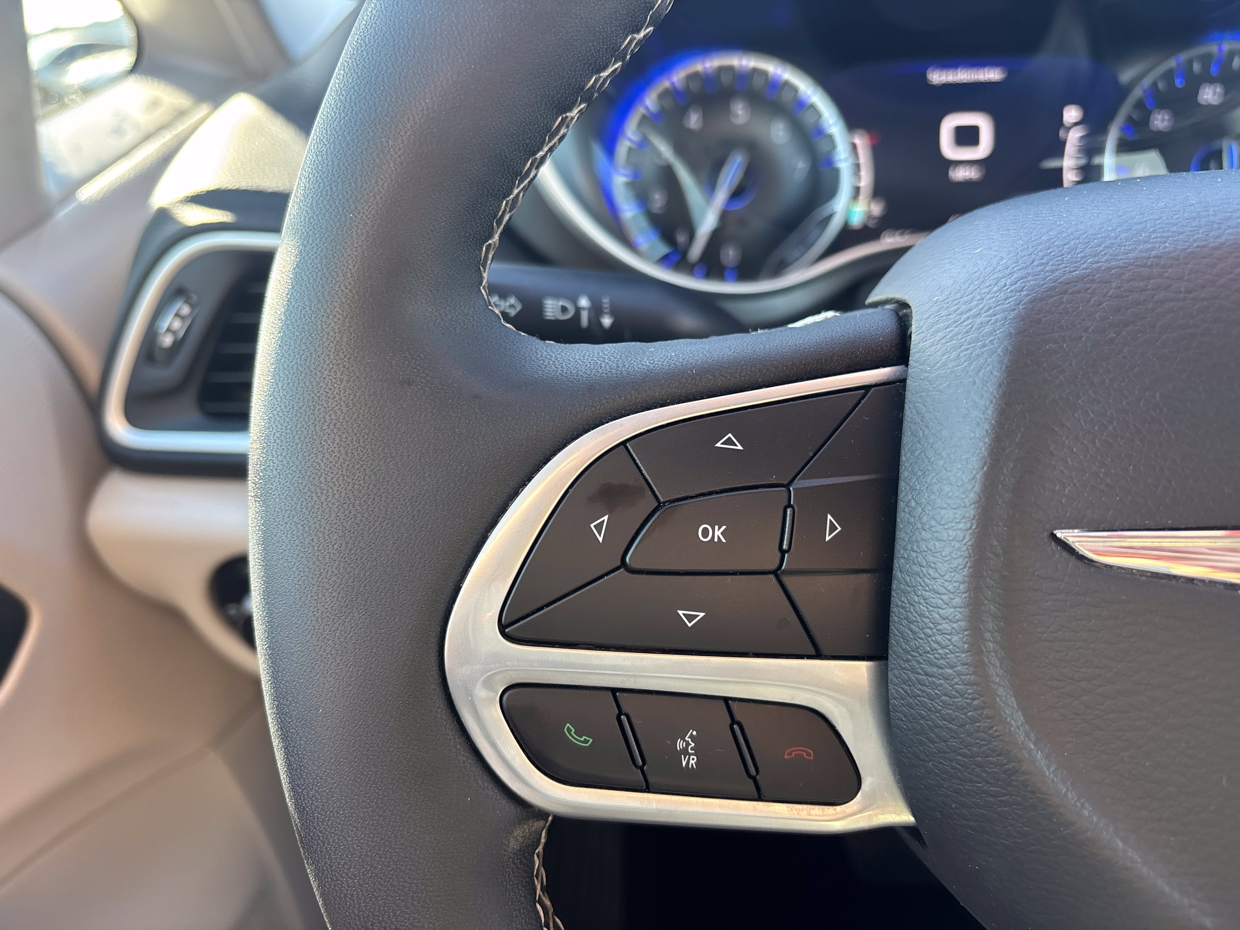 Used 2024 Chrysler Pacifica Touring-L FWD image 16