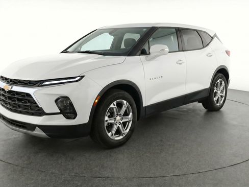 Used 2025 Chevrolet Blazer LT FWD image 3