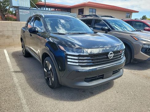 Used 2025 Nissan Kicks SR image 3