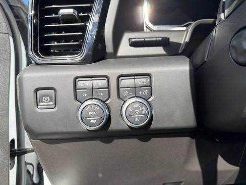 Used 2022 GMC Sierra 1500 AT4 w/ AT4 Premium Package AWD/4WD image 14