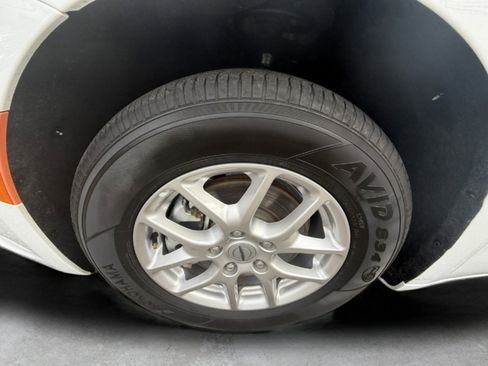 Used 2024 Chrysler Pacifica Touring-L image 16