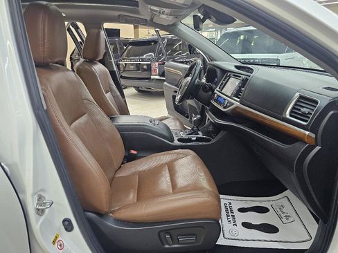 Used 2019 Toyota Highlander Limited Platinum FWD image 22
