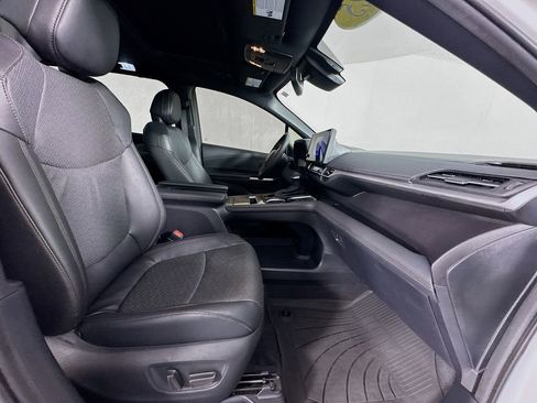 Used 2025 Toyota Sienna Platinum image 35