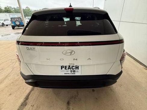 Used 2025 Hyundai Kona SEL FWD image 4