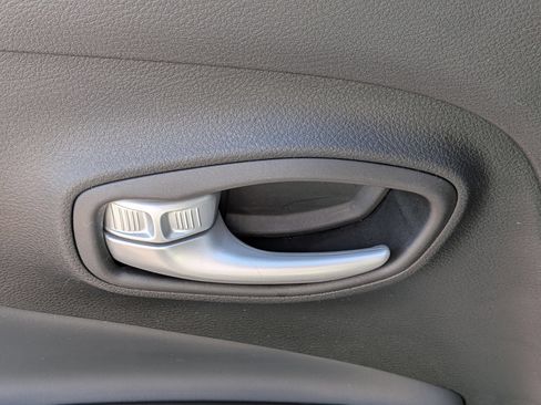 Used 2023 Jeep Renegade Latitude AWD/4WD image 28