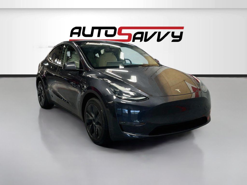 Used 2024 Tesla Model Y Long Range AWD/4WD image 1