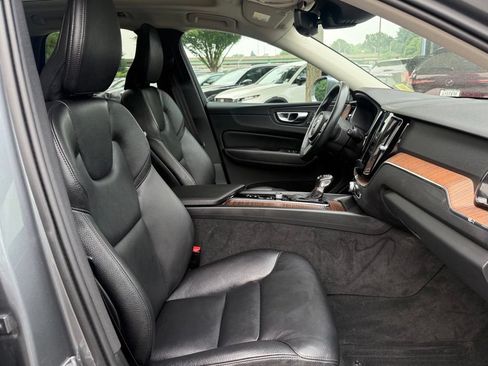 Used 2021 Volvo XC60 T5 Momentum w/ Premium Package AWD/4WD image 32