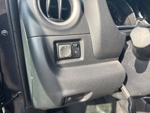 Used 2015 Nissan Versa SV FWD image 11