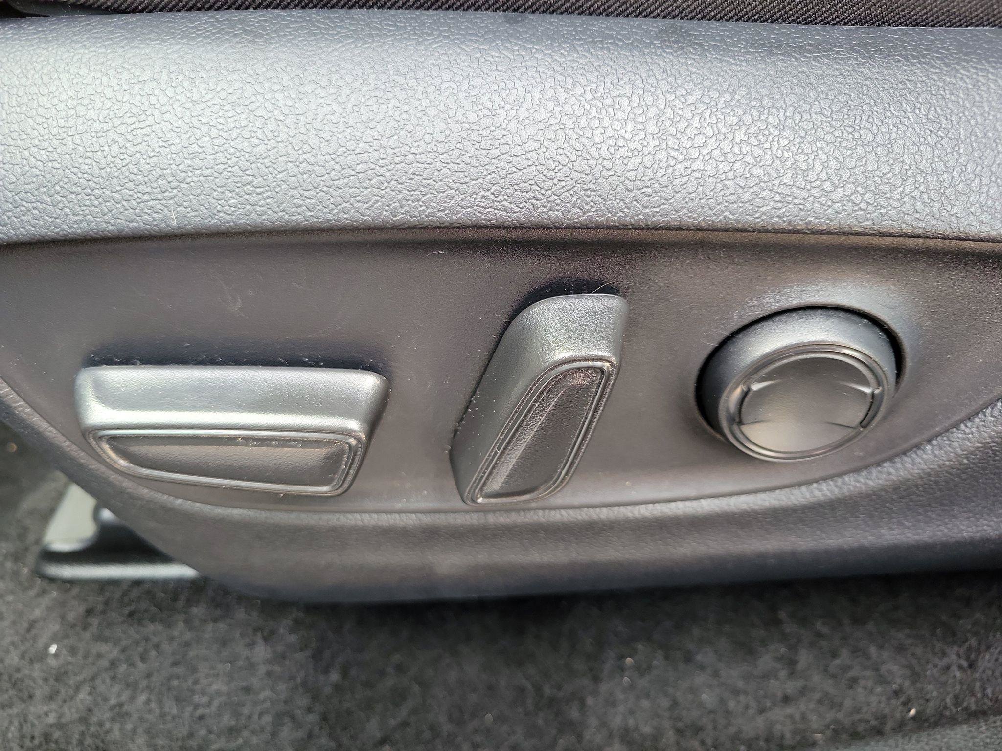 Used 2025 Toyota RAV4 XLE FWD image 7