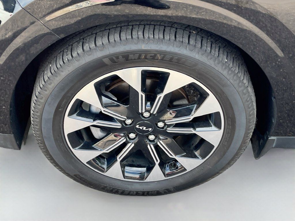 Used 2024 Kia Carnival EX FWD image 32