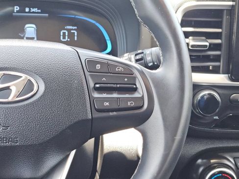 Used 2025 Hyundai Venue SEL FWD image 25