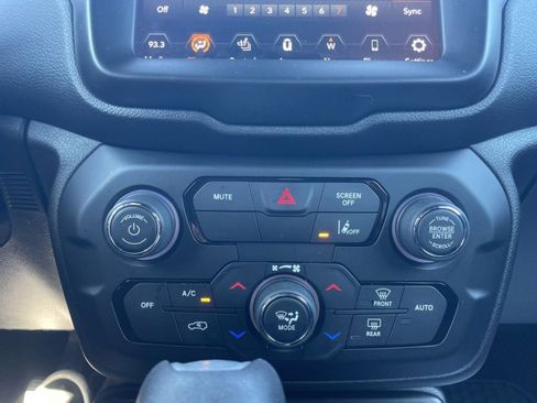 Used 2022 Jeep Renegade Altitude w/ Convenience Group AWD/4WD image 11