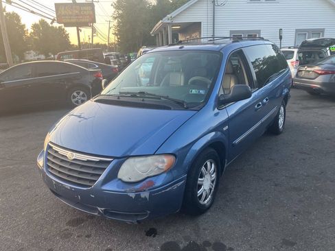 Used 2007 Chrysler Town & Country Touring FWD image 3