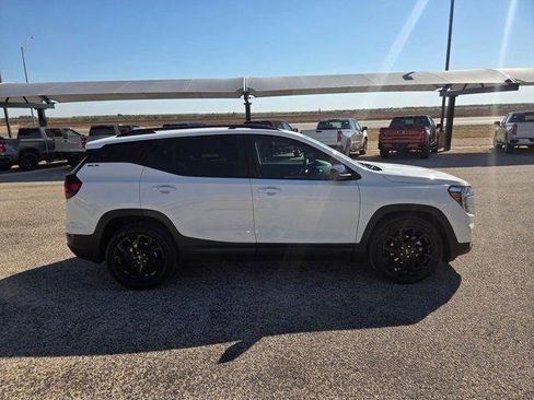 Used 2023 GMC Terrain SLE w/ Driver Convenience Package image 4