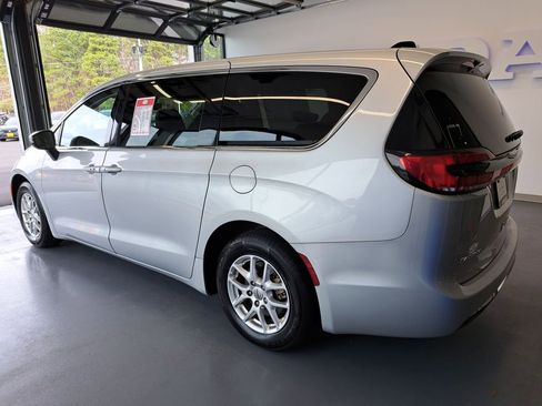 Used 2023 Chrysler Pacifica Touring-L FWD image 4